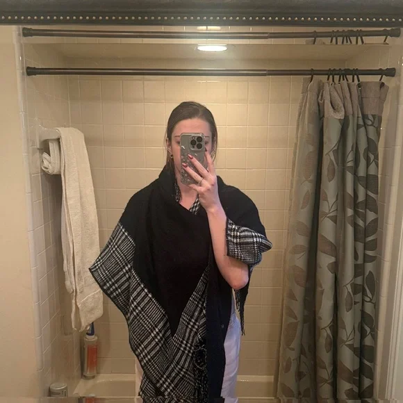 Elegant Black and White Plaid Throw Blanket - Picture 2 of 2